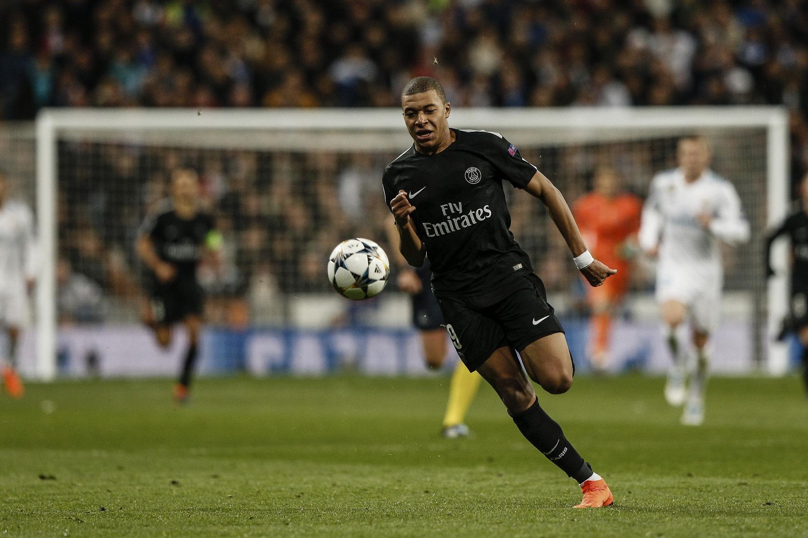 詹姆斯关键助攻锁定胜利（詹姆斯送出致胜助攻）