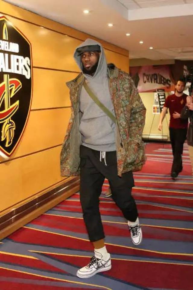 足球断球的最佳时机是什么？（足球抢断的最佳时刻是什么？）