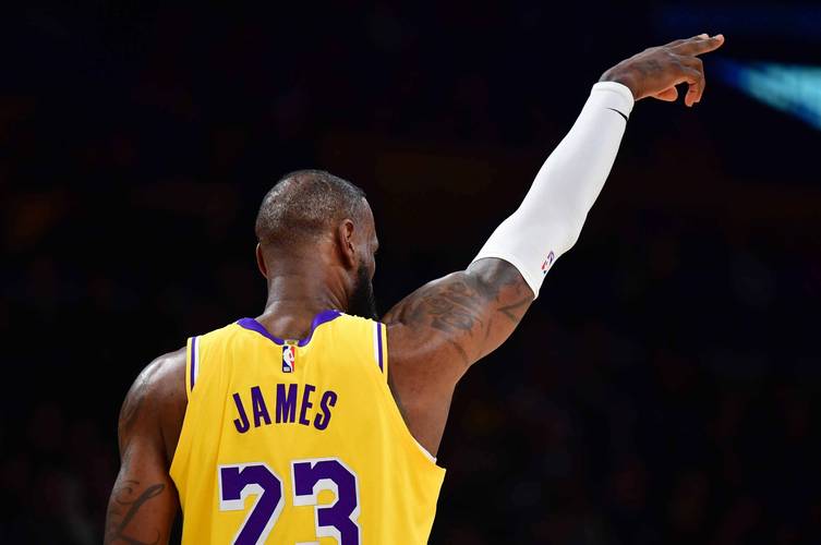 吉文：可能我有点老派，看不惯加纳乔走路歪着身子还挂条链子（吉文：或许我有些老派，难以接受加纳乔走路歪身还戴链子）