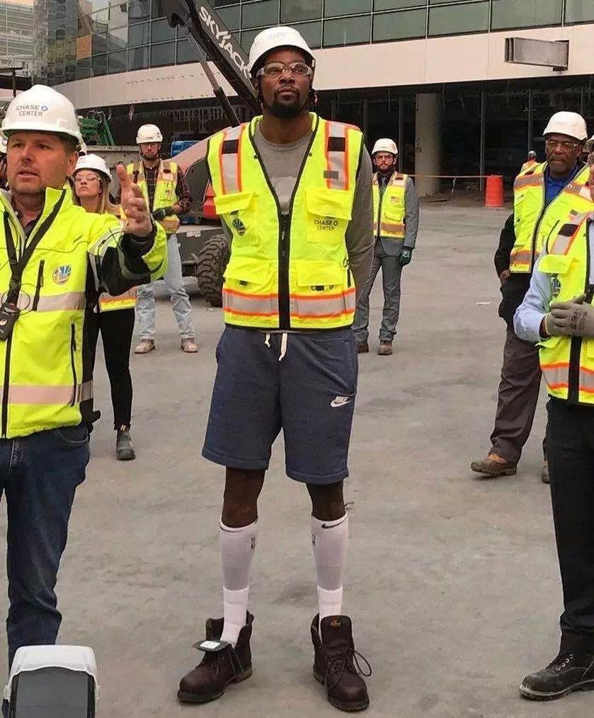 攻陷王子公园，拜仁是首支欧冠客战巴黎取得三连胜的球队（拜仁欧冠客场对巴黎豪取三连胜，成史上首支在王子公园达成三连胜的球队）