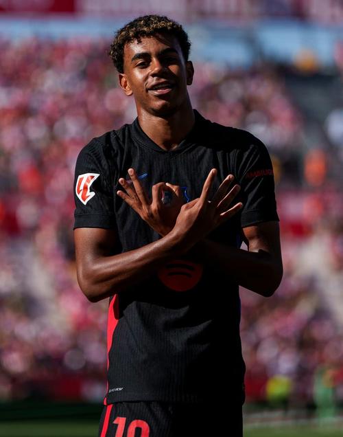 图片报：拜仁明夏若签施洛特贝克，5年总费用比续约于帕还高（图片报：拜仁若明夏签下施洛特贝克，五年总成本将高于续约于帕）