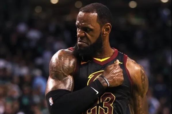 太阳报：卡里乌斯妻子大秀傲人身材，拍摄过程中被电梯门夹（太阳报：卡里乌斯妻子拍摄大片途中意外被电梯门夹住）