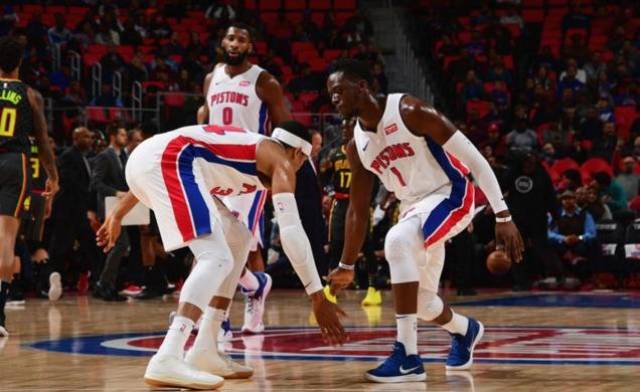 滑手扮关公成都街头玩滑板（关公装扮滑手现身成都街头滑板）