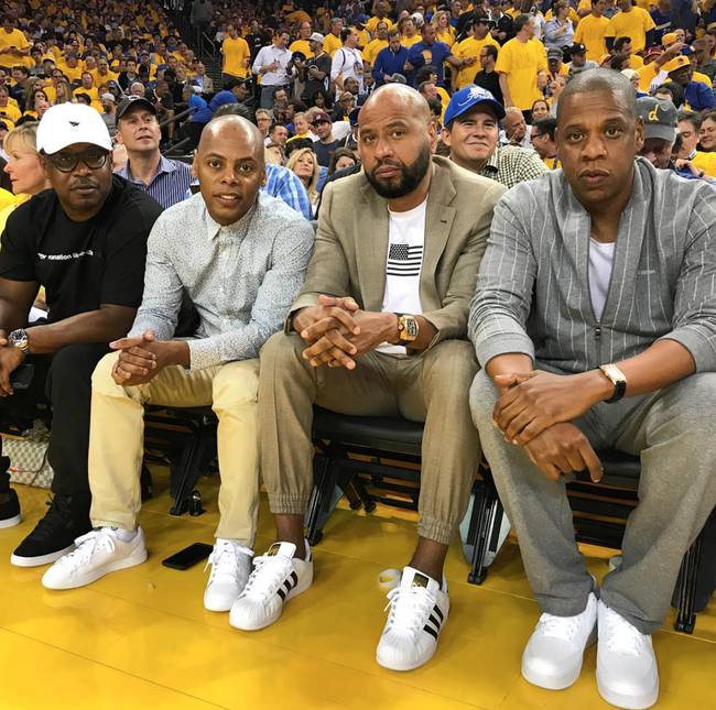 判若两队，武汉三镇前14轮5胜3平6负，后16轮1胜4平11负（反差悬殊：武汉三镇前14轮5胜3平6负，后16轮仅1胜4平11负）